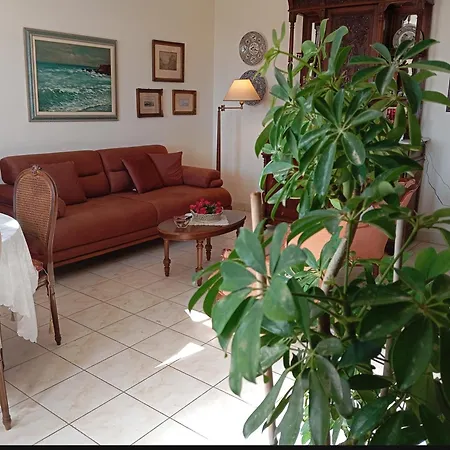 Sophisticated House Nyaraló